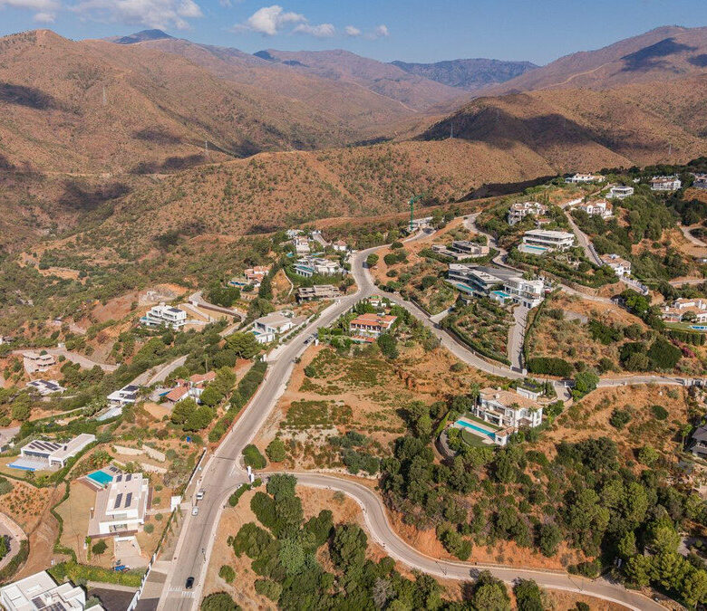 FOR SALE 🏡 Flat Southwest-Facing Plot with Panoramic Sea Views in a Gated Estate – Monte Mayor, Benahavís 🇪🇸