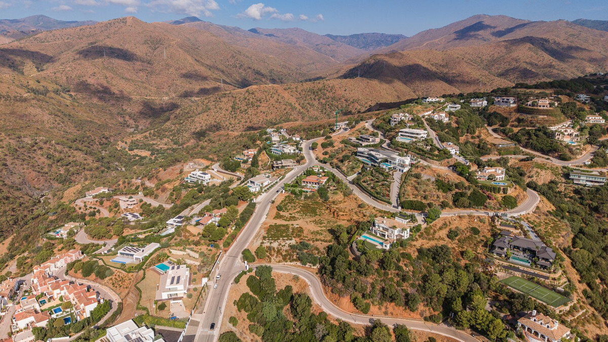 FOR SALE 🏡 Flat Southwest-Facing Plot with Panoramic Sea Views in a Gated Estate – Monte Mayor, Benahavís 🇪🇸