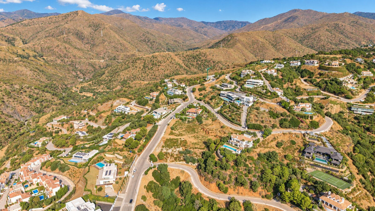 FOR SALE 🏡 Flat Southwest-Facing Plot with Panoramic Sea Views in a Gated Estate – Monte Mayor, Benahavís 🇪🇸