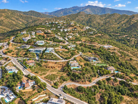 FOR SALE 🏡 Flat Southwest-Facing Plot with Panoramic Sea Views in a Gated Estate – Monte Mayor, Benahavís 🇪🇸