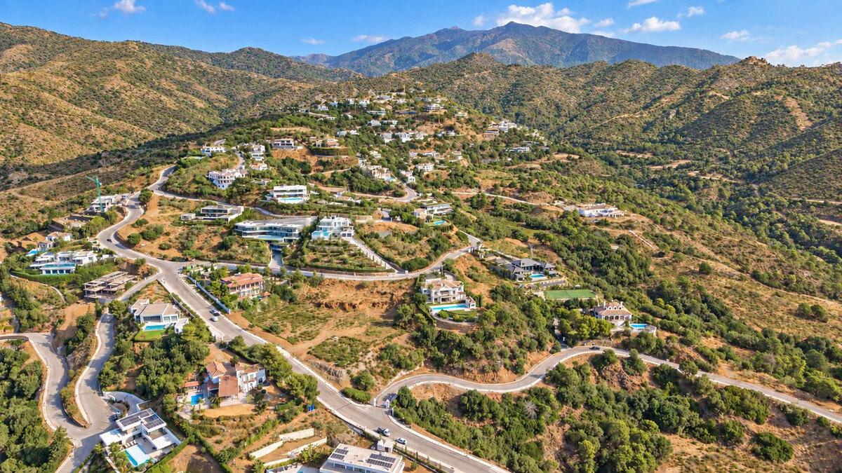 FOR SALE 🏡 Flat Southwest-Facing Plot with Panoramic Sea Views in a Gated Estate – Monte Mayor, Benahavís 🇪🇸