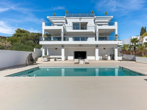 Sea view villa to update in El Rosario, Marbella East