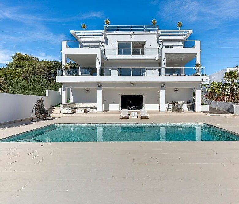 FOR SALE 🏡 Sea View Villa with Rooftop Jacuzzi, Cinema and Gym, Needs Some Updating – El Rosario, Marbella East, Marbella 🇪🇸