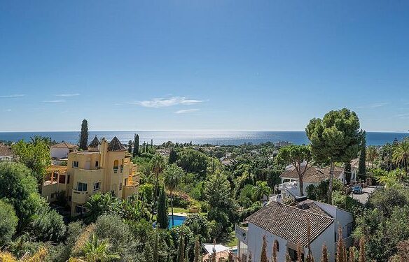 Sea view villa to update in El Rosario, Marbella East