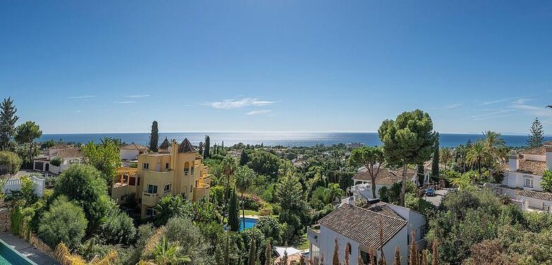Sea view villa to update in El Rosario, Marbella East