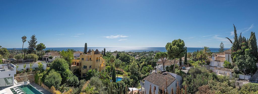 Sea view villa to update in El Rosario, Marbella East