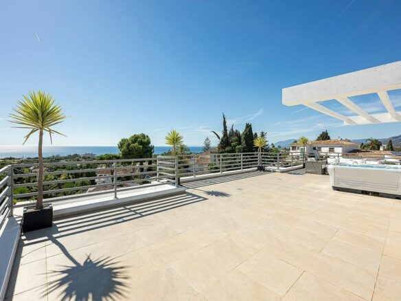 Sea view villa to update in El Rosario, Marbella East