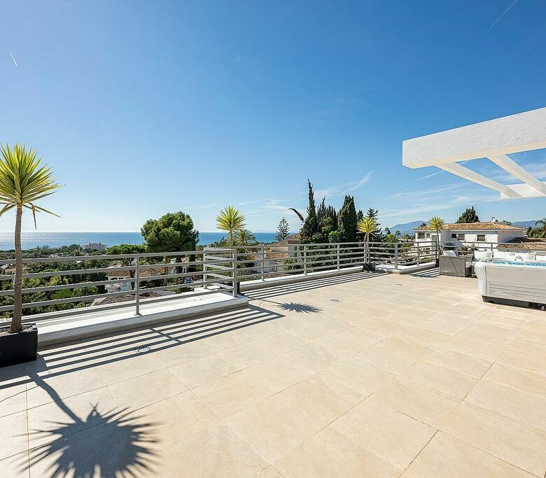 Sea view villa to update in El Rosario, Marbella East