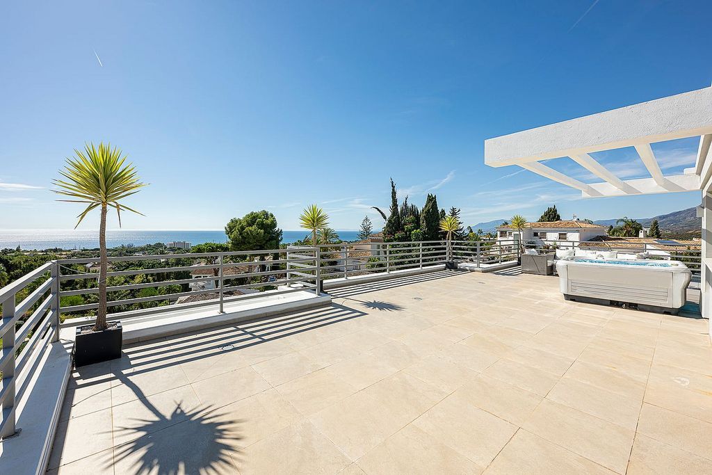 Sea view villa to update in El Rosario, Marbella East