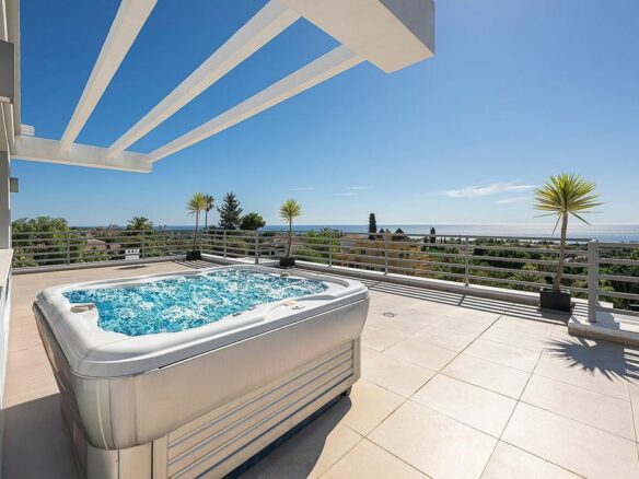 Sea view villa to update in El Rosario, Marbella East