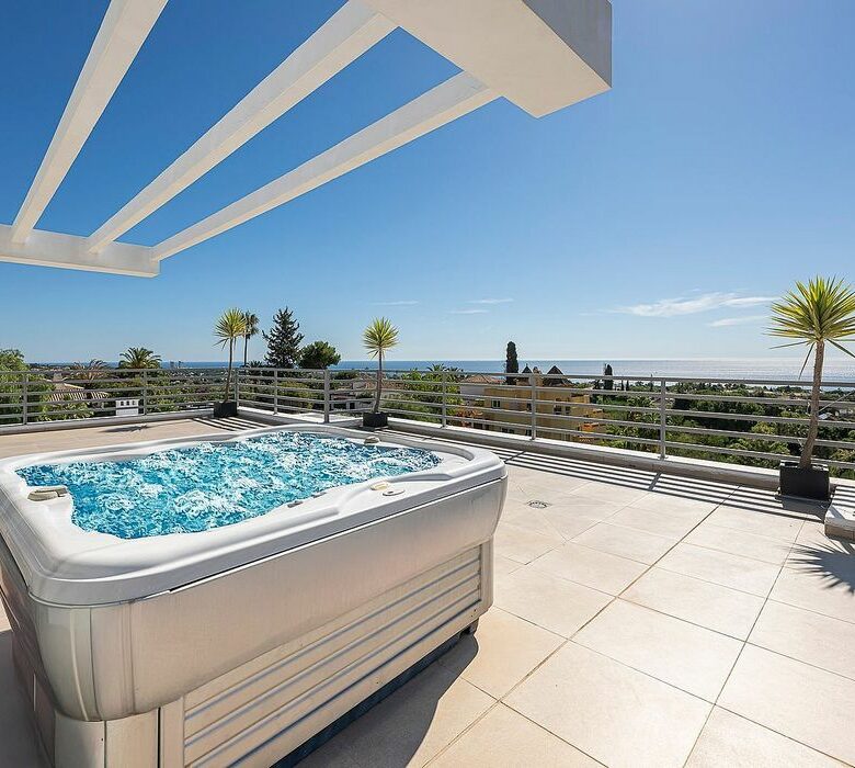 Sea view villa to update in El Rosario, Marbella East