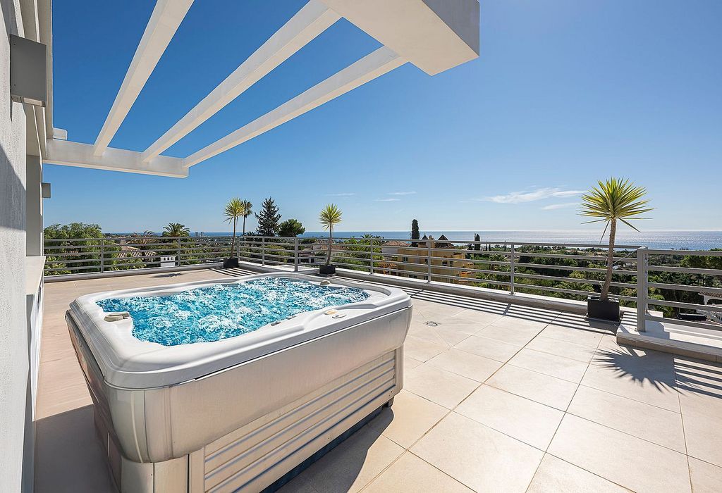 Sea view villa to update in El Rosario, Marbella East