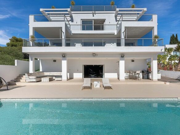 Sea view villa to update in El Rosario, Marbella East