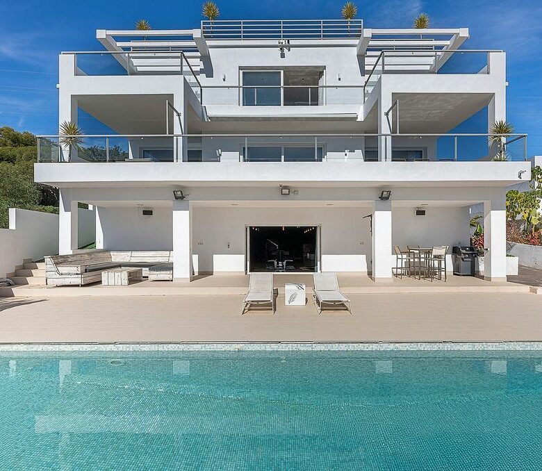 Sea view villa to update in El Rosario, Marbella East