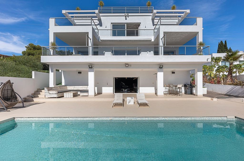 Sea view villa to update in El Rosario, Marbella East