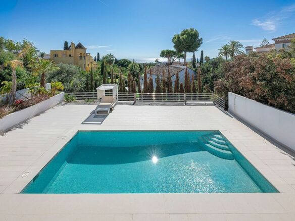Sea view villa to update in El Rosario, Marbella East