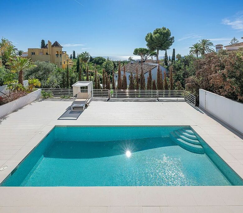 Sea view villa to update in El Rosario, Marbella East