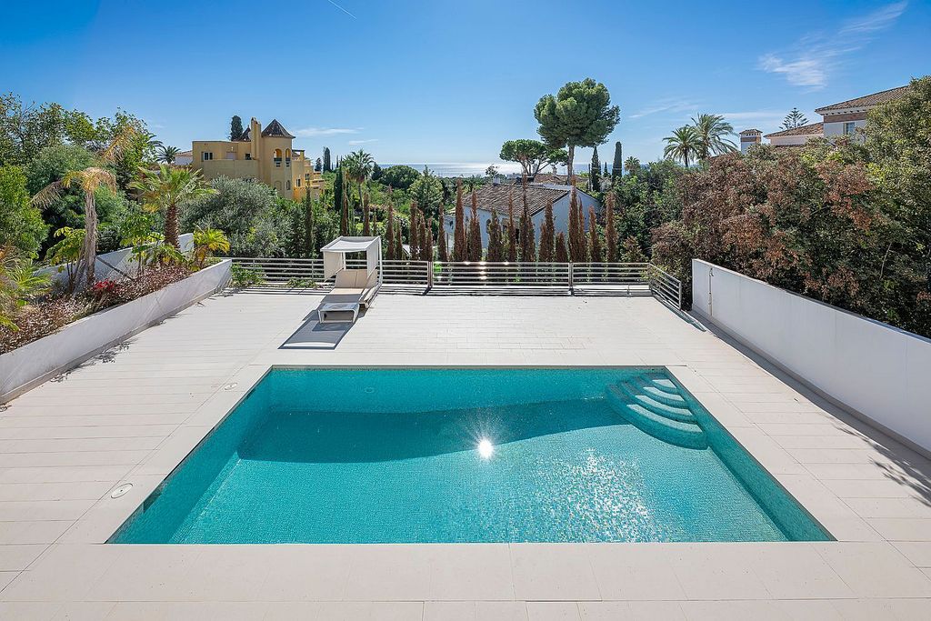 Sea view villa to update in El Rosario, Marbella East