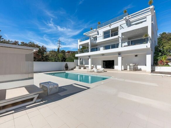Sea view villa to update in El Rosario, Marbella East