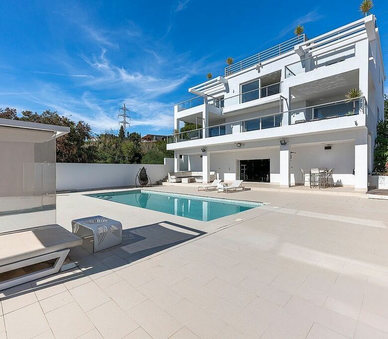 Sea view villa to update in El Rosario, Marbella East