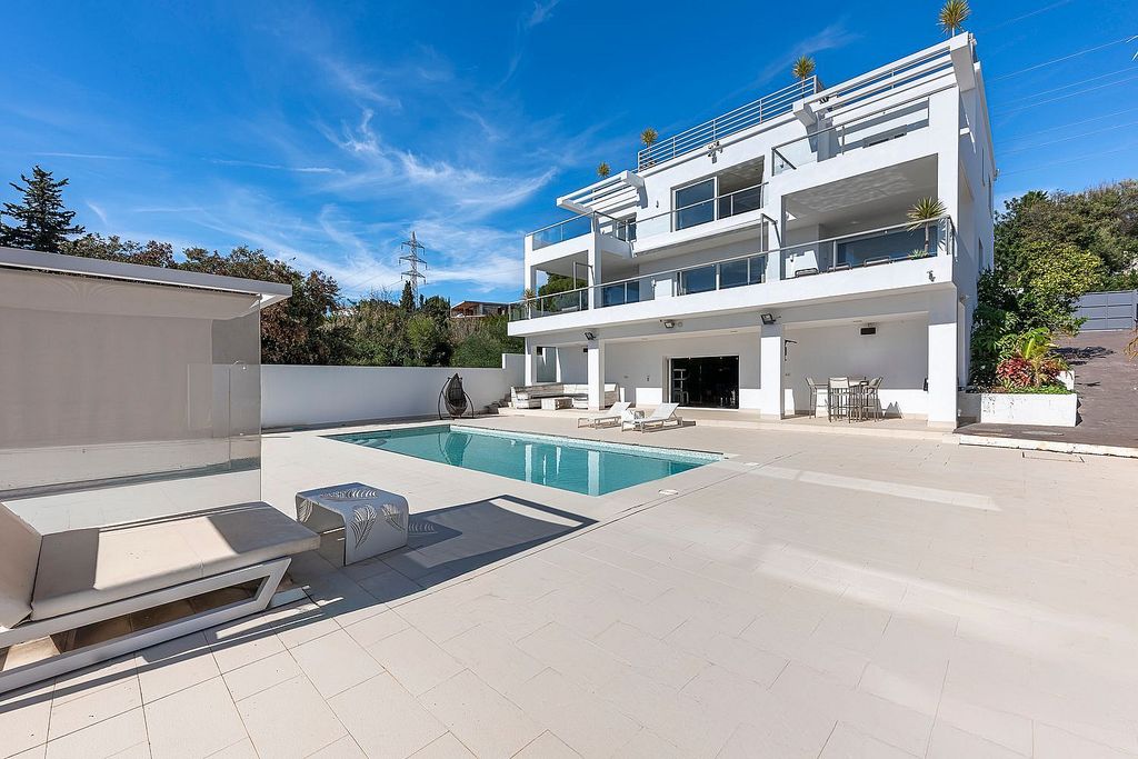 Sea view villa to update in El Rosario, Marbella East