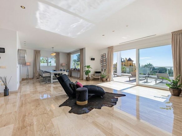 Sea view villa to update in El Rosario, Marbella East