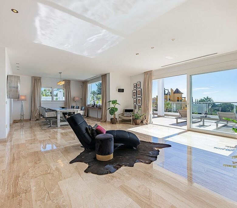 Sea view villa to update in El Rosario, Marbella East