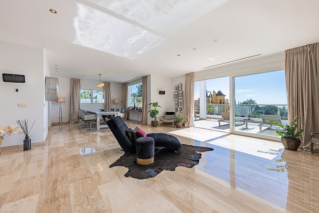 Sea view villa to update in El Rosario, Marbella East