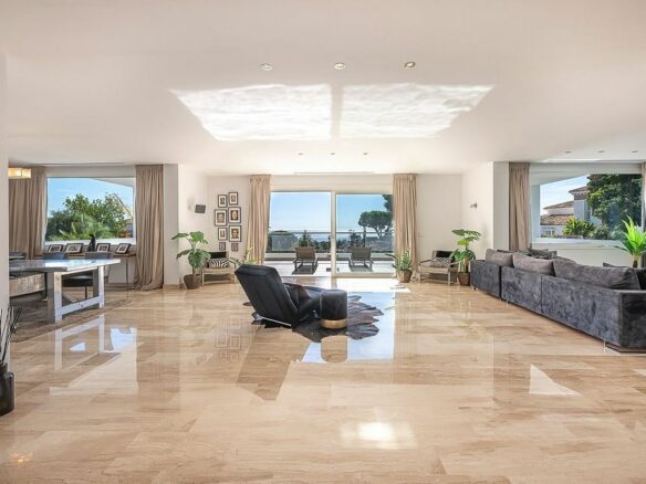 Sea view villa to update in El Rosario, Marbella East