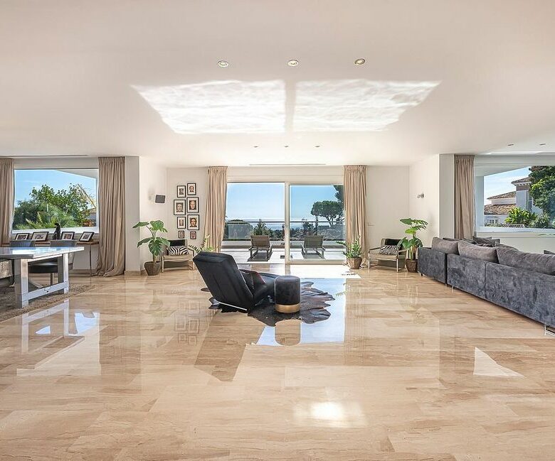 Sea view villa to update in El Rosario, Marbella East