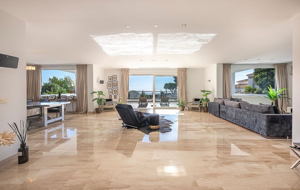 Sea view villa to update in El Rosario, Marbella East