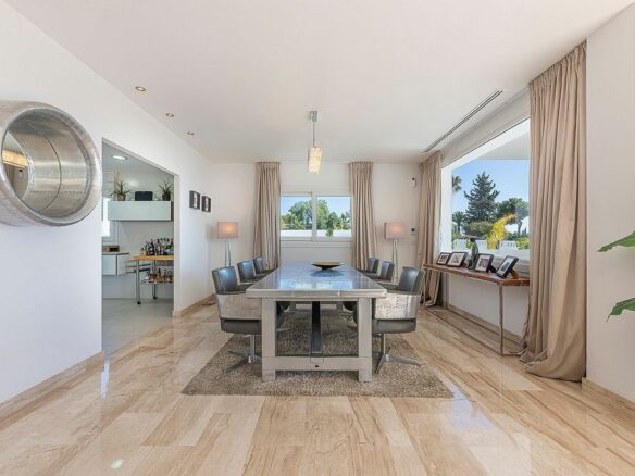 Sea view villa to update in El Rosario, Marbella East