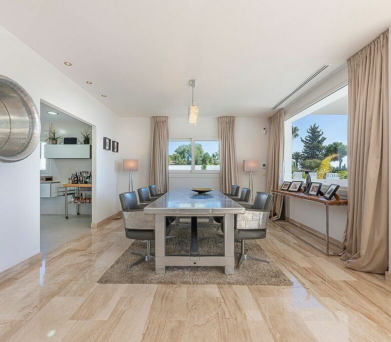 Sea view villa to update in El Rosario, Marbella East