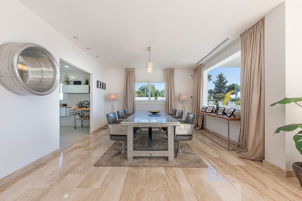 Sea view villa to update in El Rosario, Marbella East