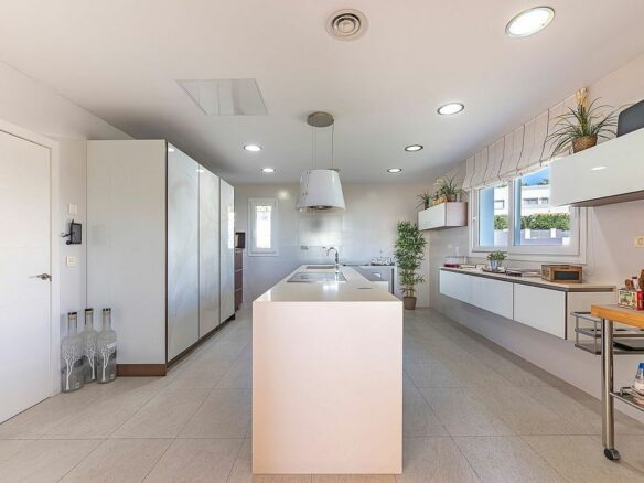 Sea view villa to update in El Rosario, Marbella East