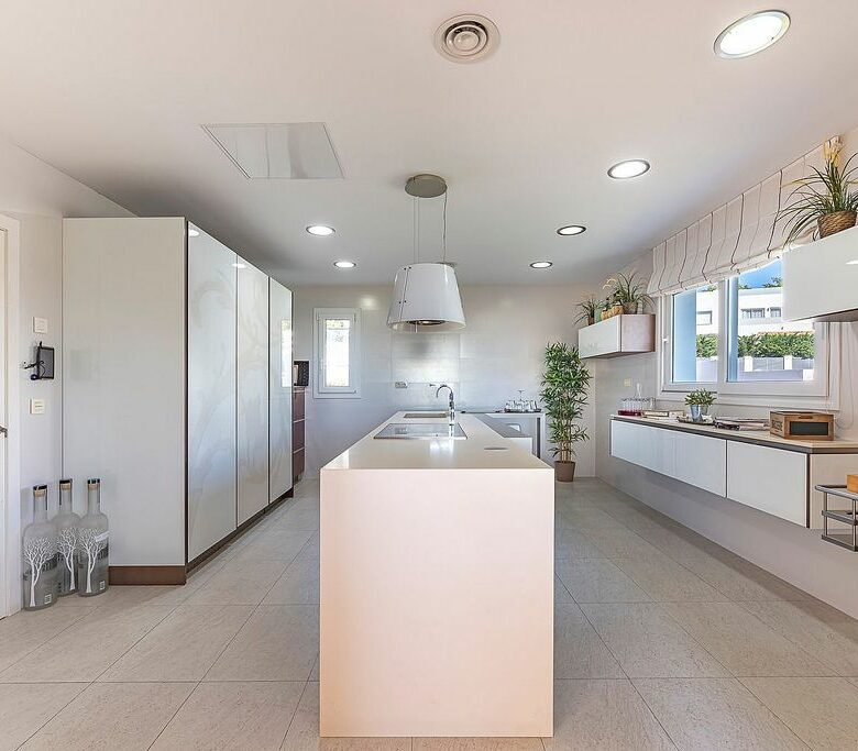 Sea view villa to update in El Rosario, Marbella East