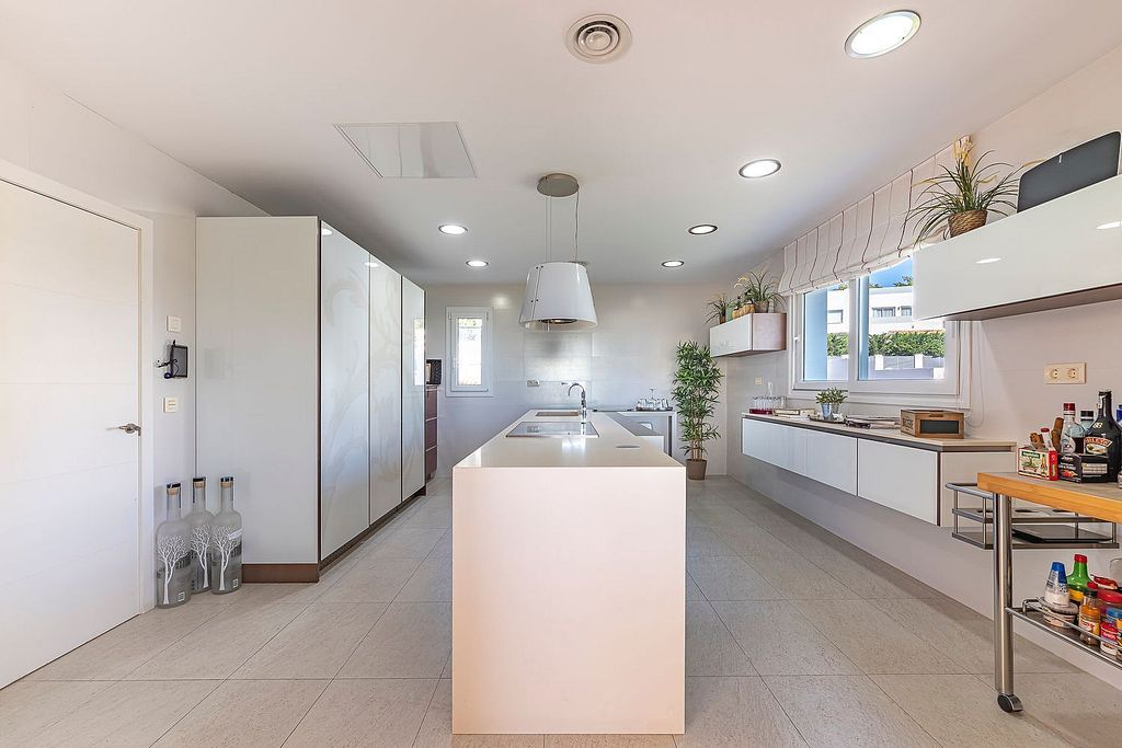 Sea view villa to update in El Rosario, Marbella East