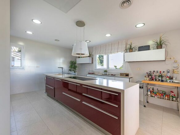 Sea view villa to update in El Rosario, Marbella East