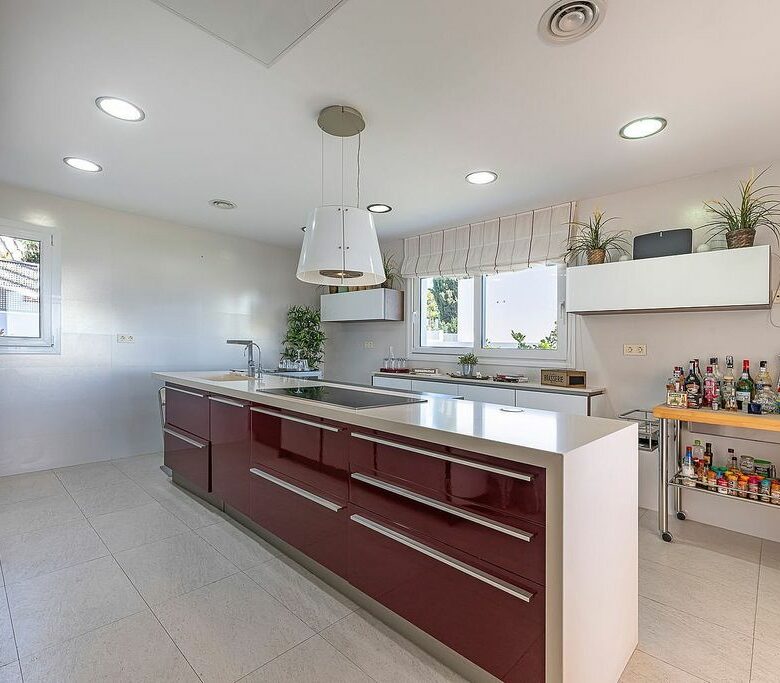 Sea view villa to update in El Rosario, Marbella East