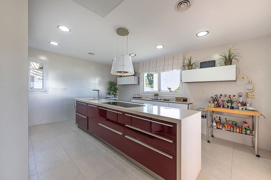 Sea view villa to update in El Rosario, Marbella East