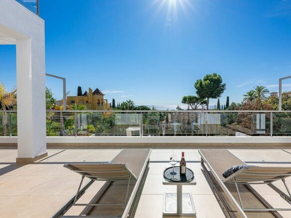 Sea view villa to update in El Rosario, Marbella East