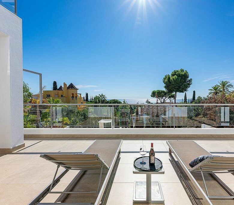 Sea view villa to update in El Rosario, Marbella East