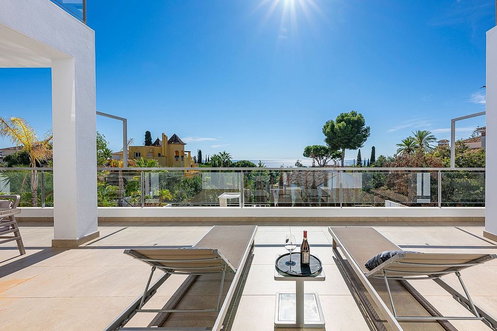 Sea view villa to update in El Rosario, Marbella East