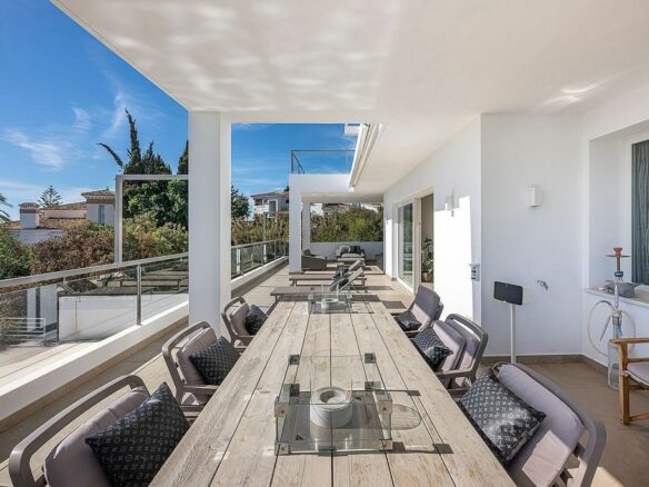 Sea view villa to update in El Rosario, Marbella East