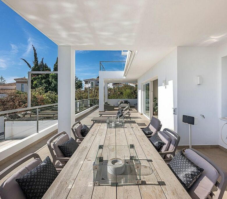 Sea view villa to update in El Rosario, Marbella East
