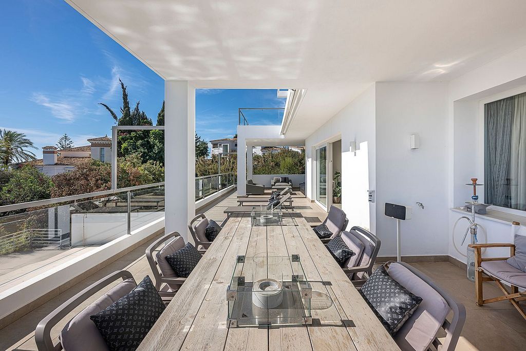 Sea view villa to update in El Rosario, Marbella East