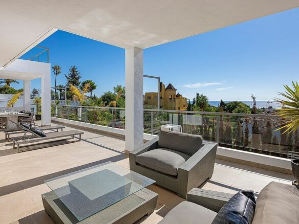 Sea view villa to update in El Rosario, Marbella East