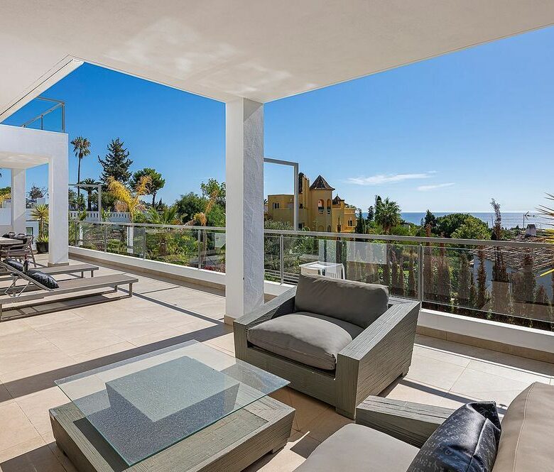 Sea view villa to update in El Rosario, Marbella East