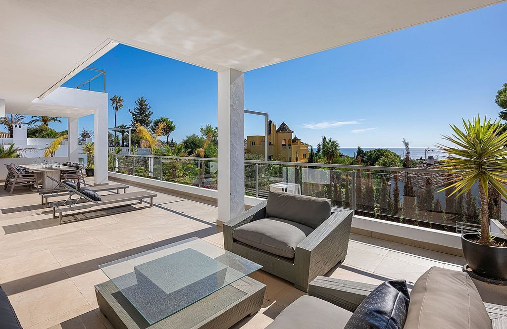 Sea view villa to update in El Rosario, Marbella East
