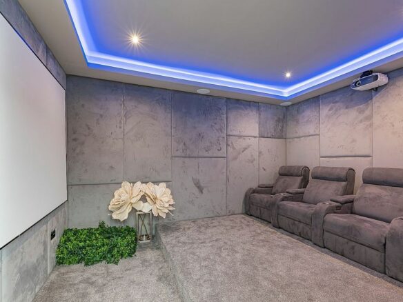 Sea view villa to update in El Rosario, Marbella East